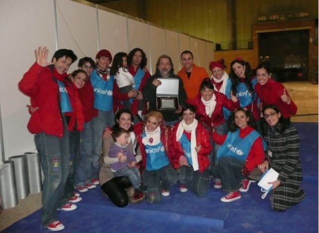 Entrega placa agradecimiento a Cantajuego Entrega placa agradecimiento a Cantajuego