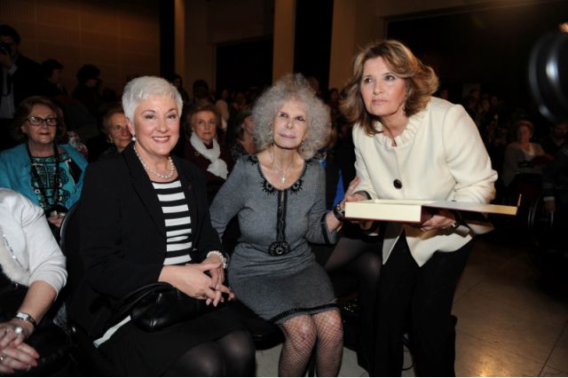 Desfile (Águeda Alonso, Sra. Duquesa de Alba entregando placa a Dª. Rosalía Martín) Desfile (Águeda Alonso, Sra. Duquesa de Alba entregando placa a Dª. Rosalía Martín)