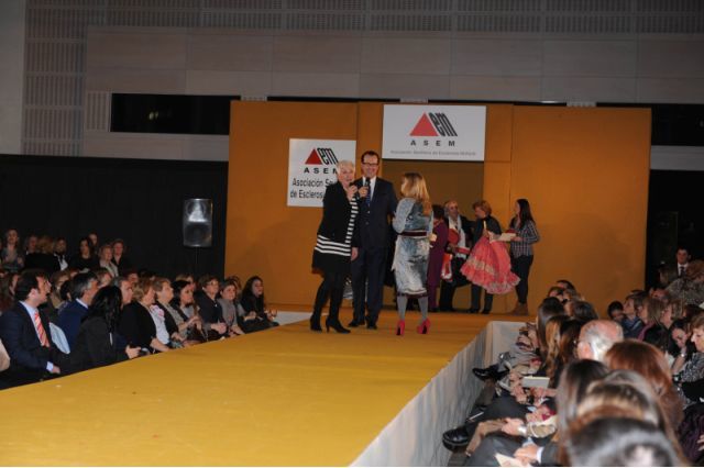 Desfile (Águeda Alonso en el escenario con Sabino e Inmaculada Casal) Desfile (Águeda Alonso en el escenario con Sabino e Inmaculada Casal)